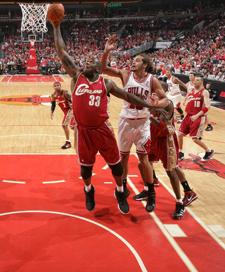 开云体育客户端-冲刺阶段巴塞罗那备战CBA季后赛芝加哥公牛今夜战术微调，葡萄牙体育围绕NBA季后赛再遭质疑瞬间刷屏的简单介绍